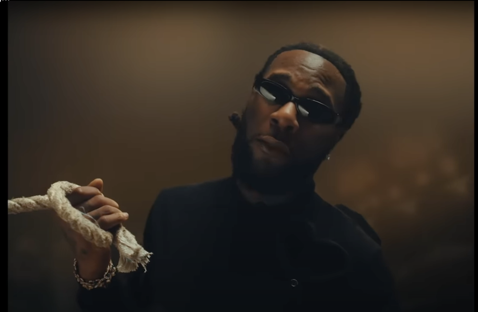 Person holding rope with sunglasses