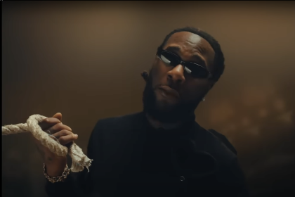 Person holding rope with sunglasses