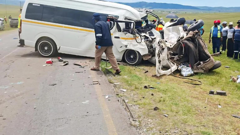 Man killed, 14 injured as speeding taxi overturns on N1 in Limpopo