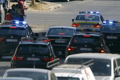 A VIP blue light convoy in traffic. (Photo: X @kg007man)