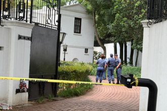 Police at the scene of the Hyde Park shooting. eNCA/Heidi Giokos