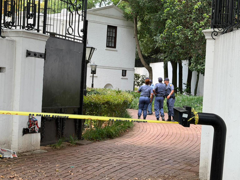 Police at the scene of the Hyde Park shooting. eNCA/Heidi Giokos