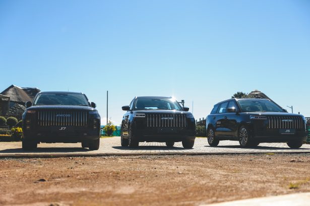 Three black Jaecoo SUVs parked side by side