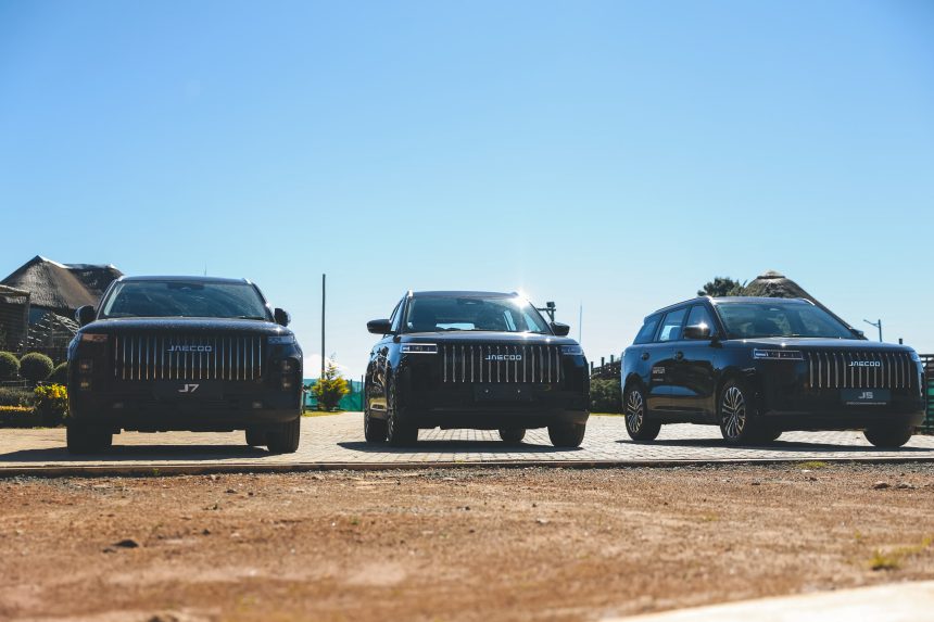 Three black Jaecoo SUVs parked side by side