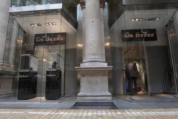 De Beers jewellery store entrance with stone columns