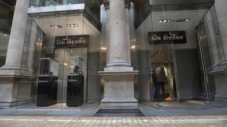 De Beers jewellery store entrance with stone columns